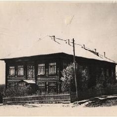 1935 - 1936 годы. В Гарях начала работу средняя школа в новом двухэтажном здании по улице Комсомольской
