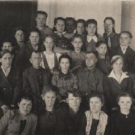 1945 год. 10 класс закончили 17 человек, среди них 1 юноша. 11 человек этого выпуска стали учителями. Эта фотография была сделана 9 мая 1945 года.