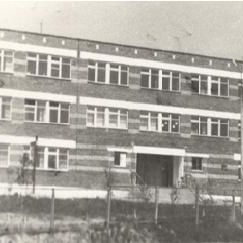 1983 год. Распахнула свои двери первая в районе школа в кирпичном исполнении, рассчитанная  на 624 ученика.